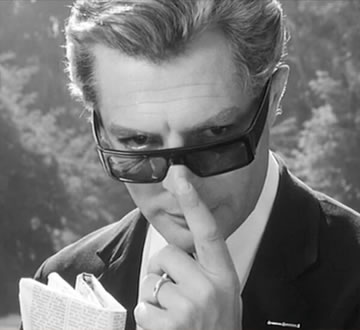 Protagonista de Ocho y medio subiéndose las gafas de sol