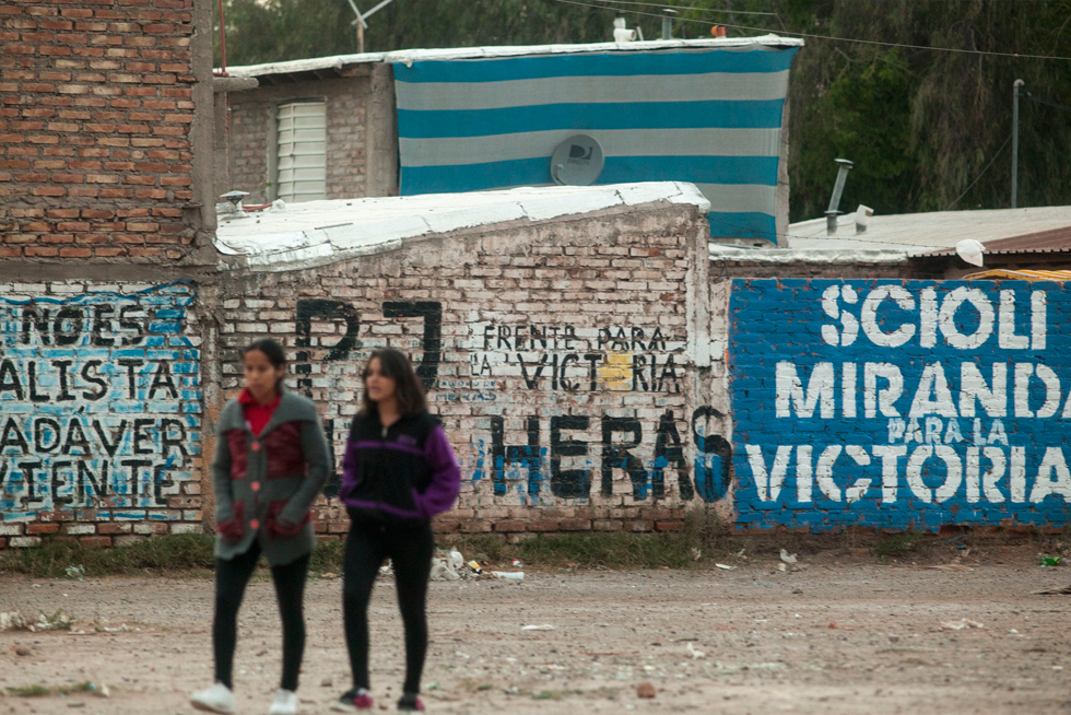 Campaña política en los muros de un barrio de la periferia en Mendoza