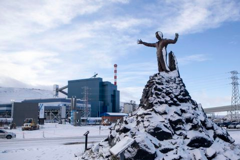 Estatua de Nestor Kirchner frente a la Central de Río Turbio