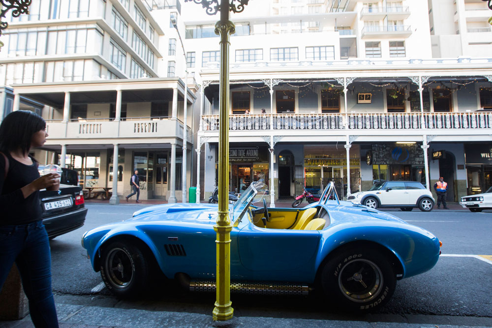 Un coche de época en Long Street, calle repleta de locales y discotecas