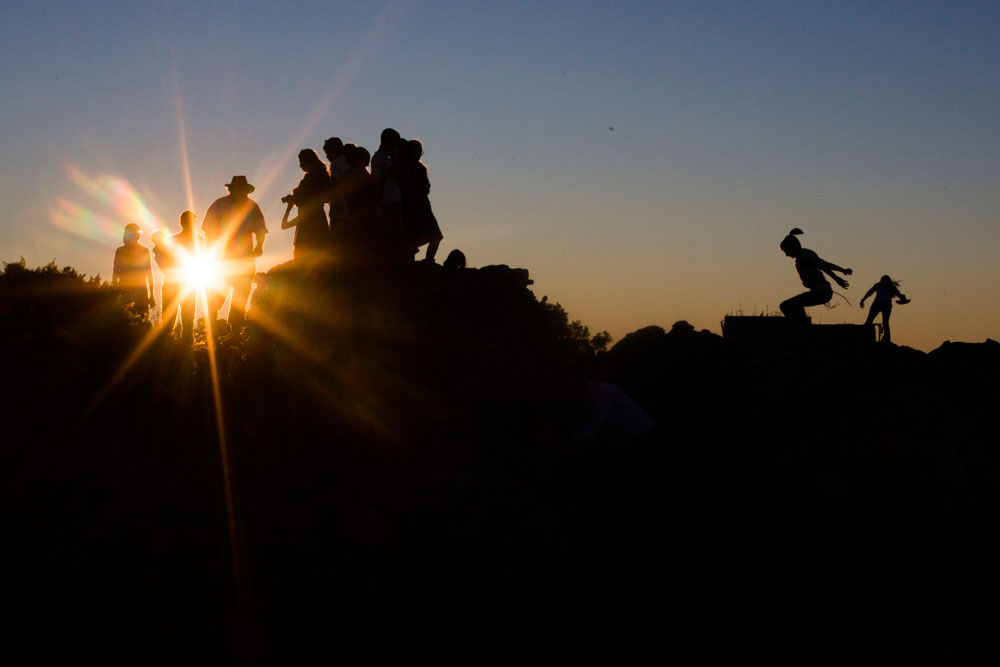 Un grupo de turistas recorriendo Table Mountain