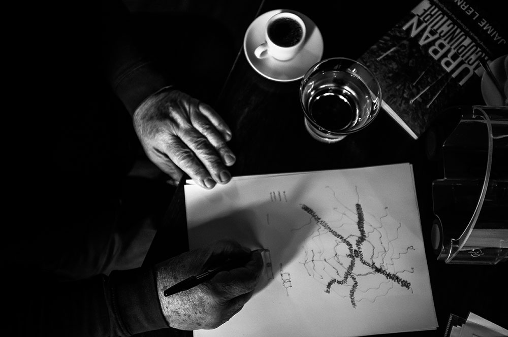 Durante la entrevista con EL PAÍS, Jaime Lerner traza un esbozo del Plan Director de la ciudad