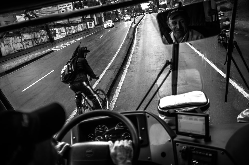 Curitiba posee cerca de 190 kilómetros de ciclovías. Sin embargo, en diversos puntos de la ciudad, los ciclistas aún se exponen a situaciones de alto riesgo al compartir la carretera con autobuses, coches y motocicletas