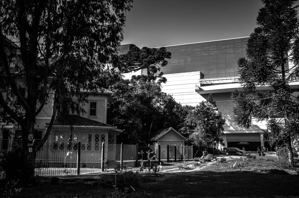 El lujoso centro comercial Patio Batel provocó polémica. Para su construcción derribó árboles y cambió de sitio la tradicional Casa Gomm, antigua residencia de una familia de diplomáticos ingleses, hoy Patrimonio Cultural