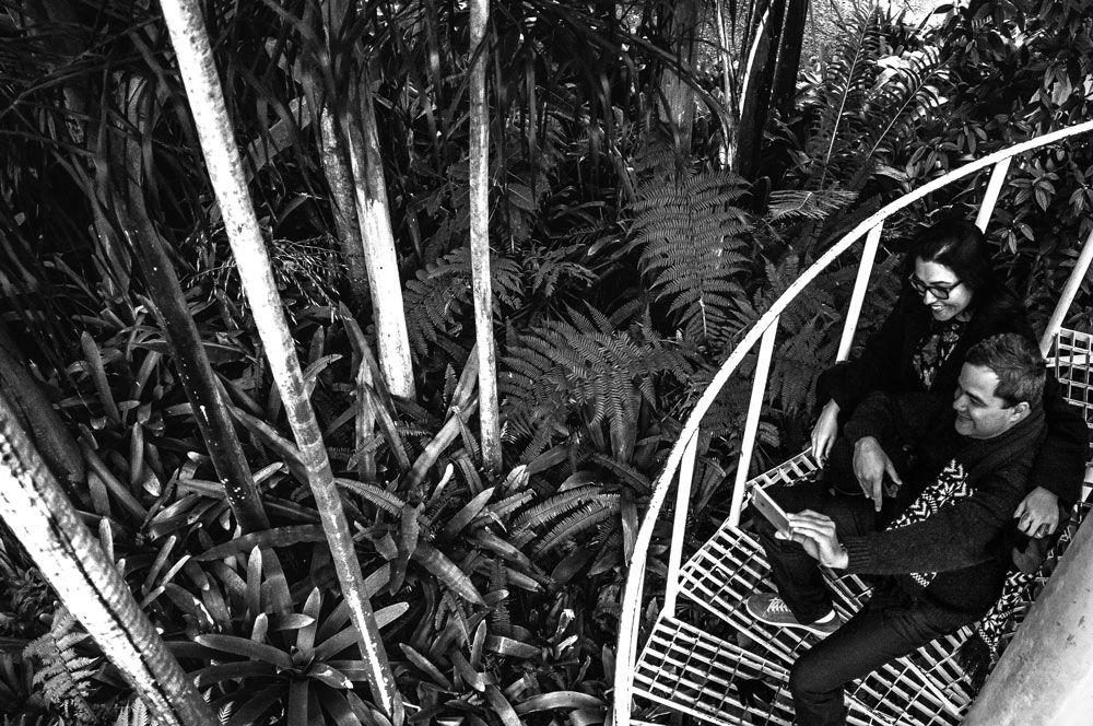 Una pareja de turistas se saca una foto dentro del Jardín Botánico. El parque tiene 178.000 metros cuadrados y atrae a turistas de todo el mundo