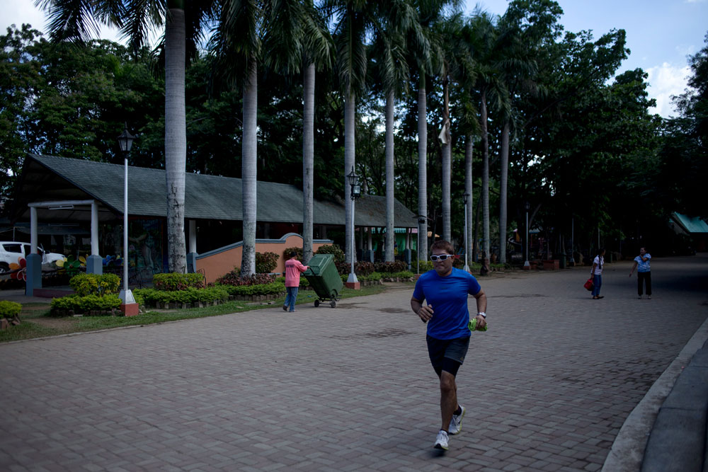 Un hombre corre por el People’s Park