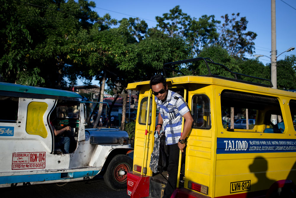 Un hombre desciende de un ‘jeepney’