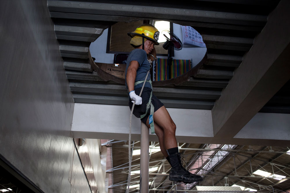 Un bombero realiza un descenso de entrenamiento