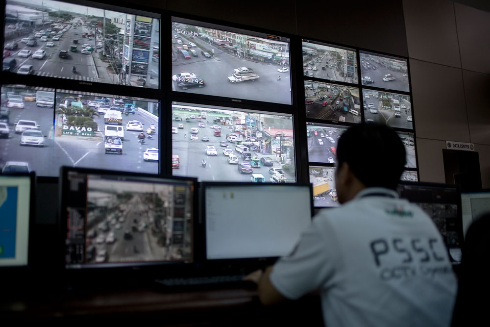 Un empleado del PSSC verifica el estado del tráfico