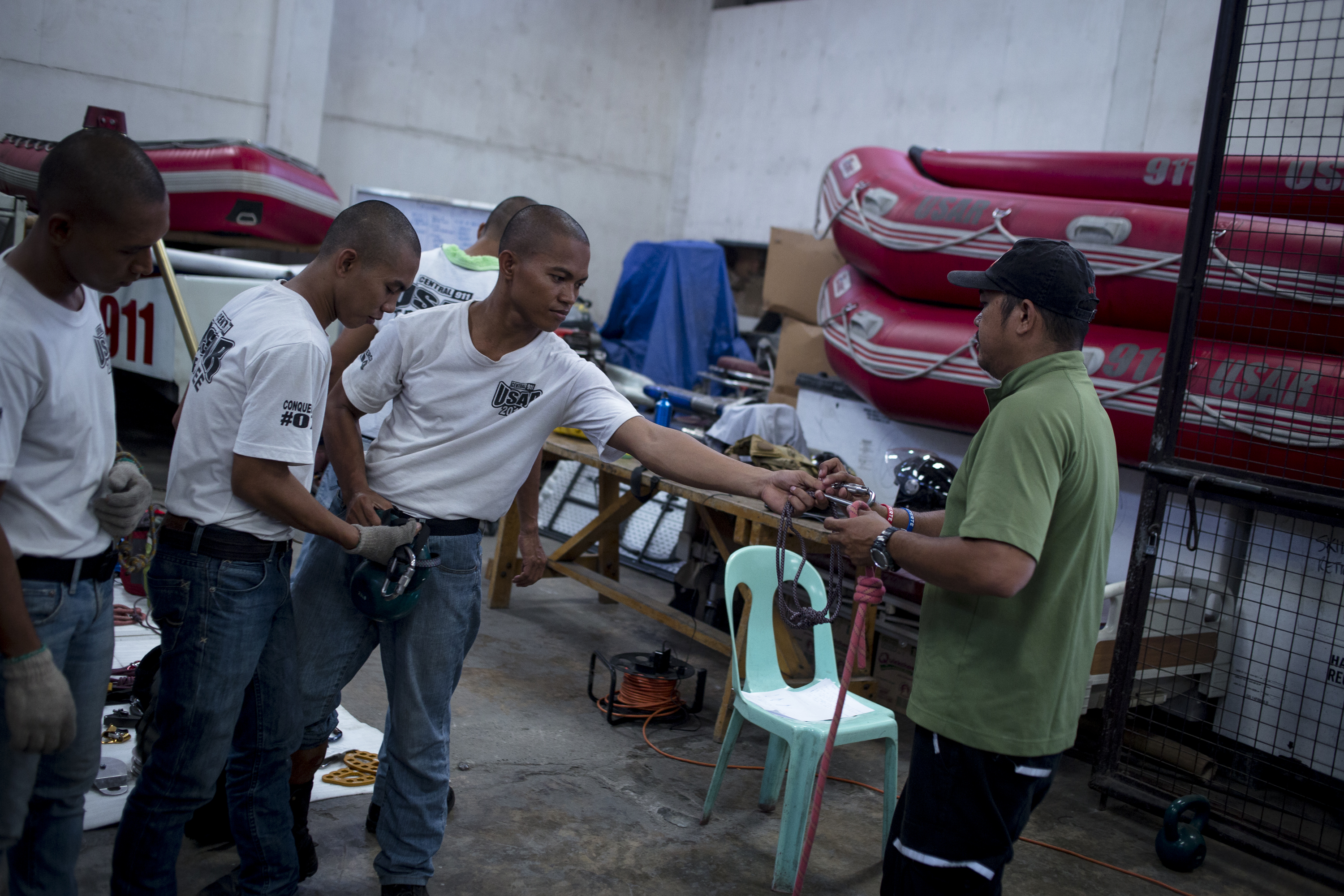 Un grupo de cadetes se entrena sobre rescate marítimo