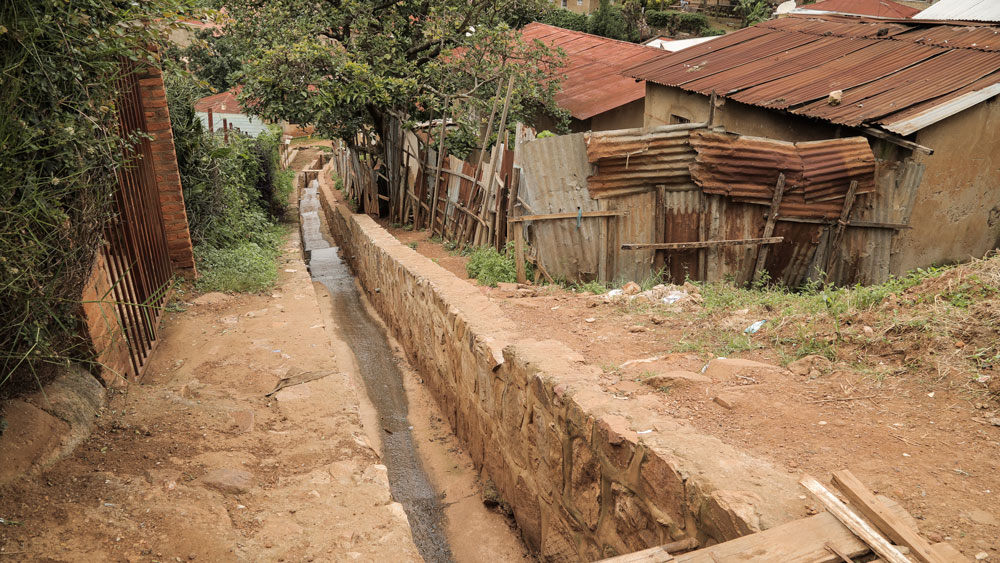 Canaletas en las calles que drenan el agua residual y de lluvia ladera abajo