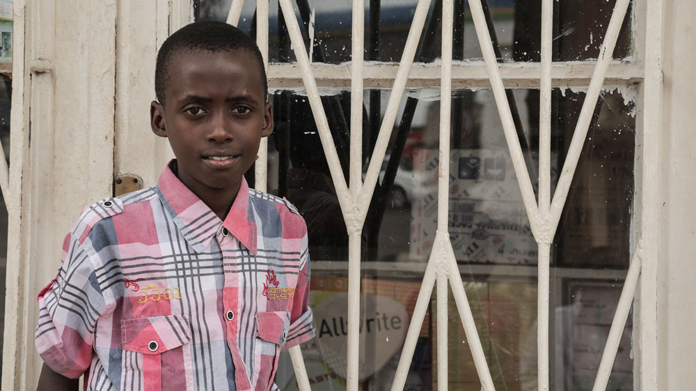 Niño en la puerta de la escuela