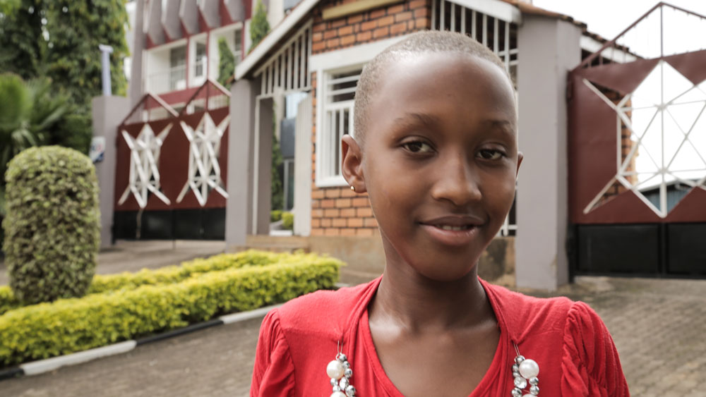 Niña en la puerta de la escuela