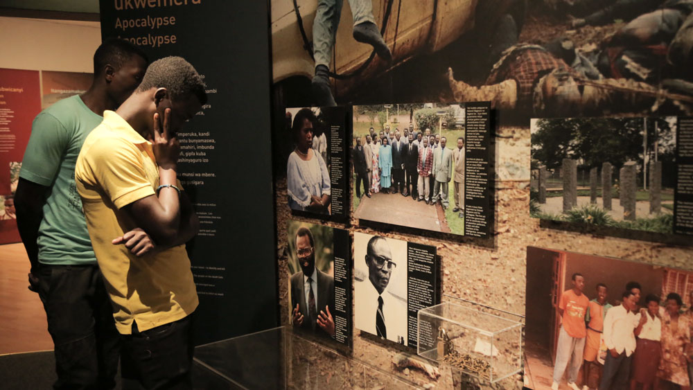 Personas visitando una exposición