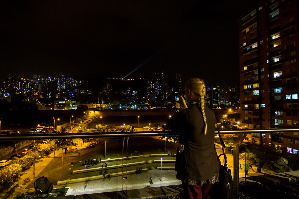 Vista nocturna de la ciudad desde el Museo de Arte Moderno de Medellín