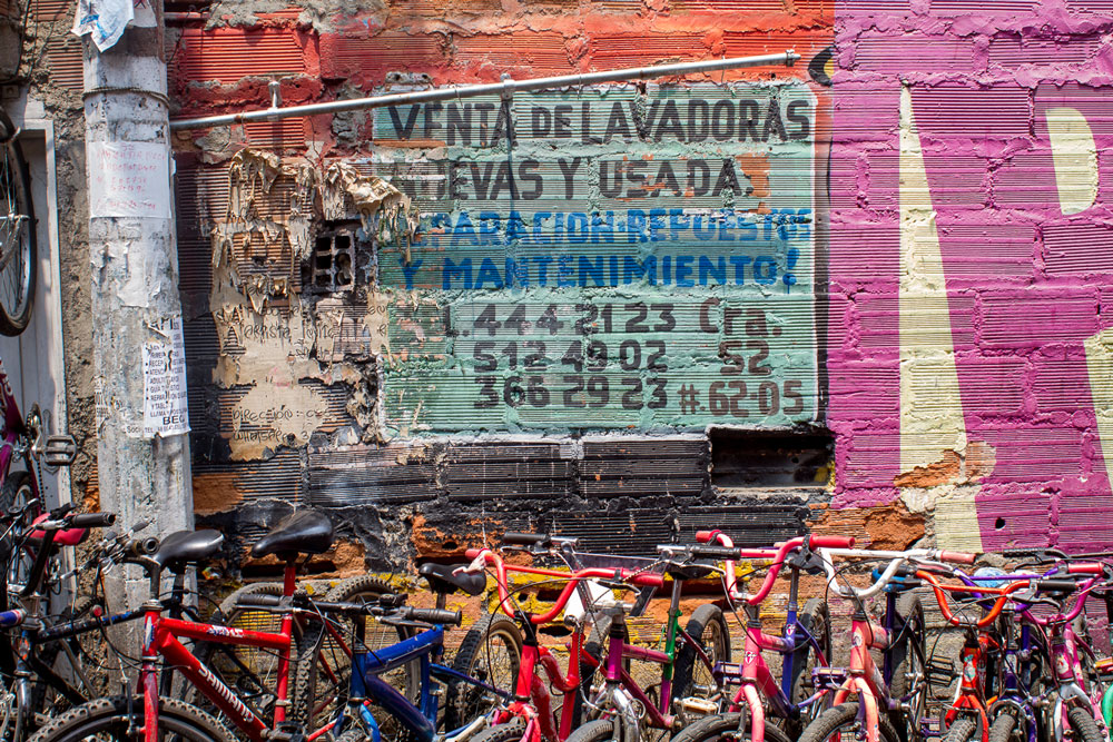 Detalle de una pared en una barriada de los bordes de Medellín