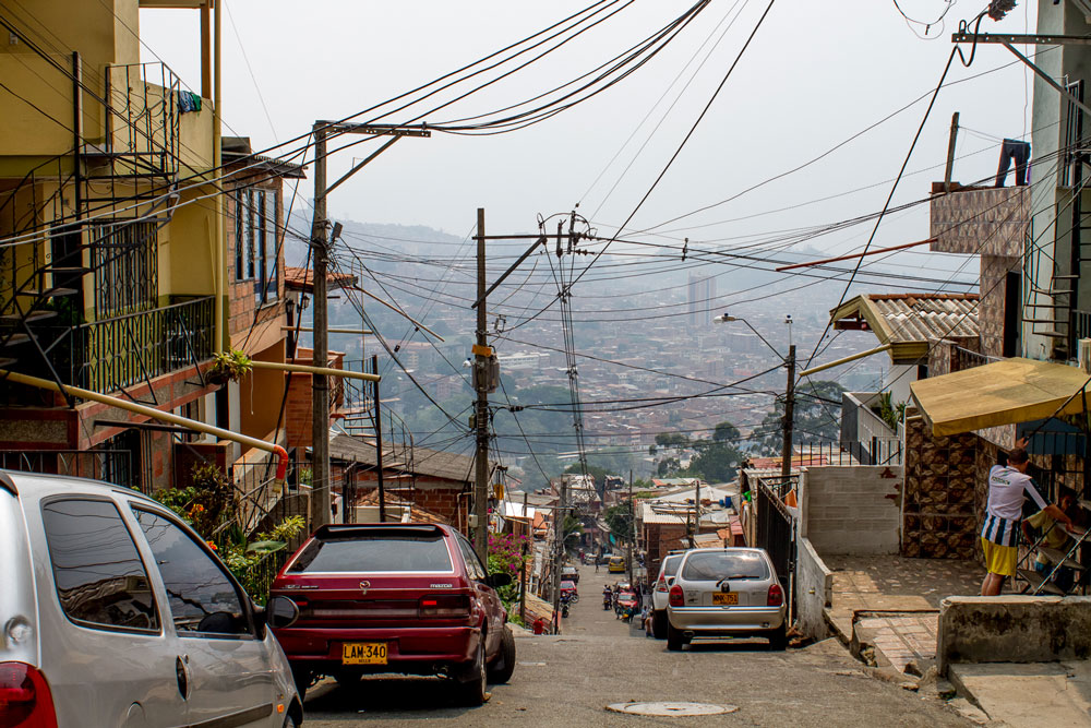Las calles de las barriadas de los bordes de Medellín 