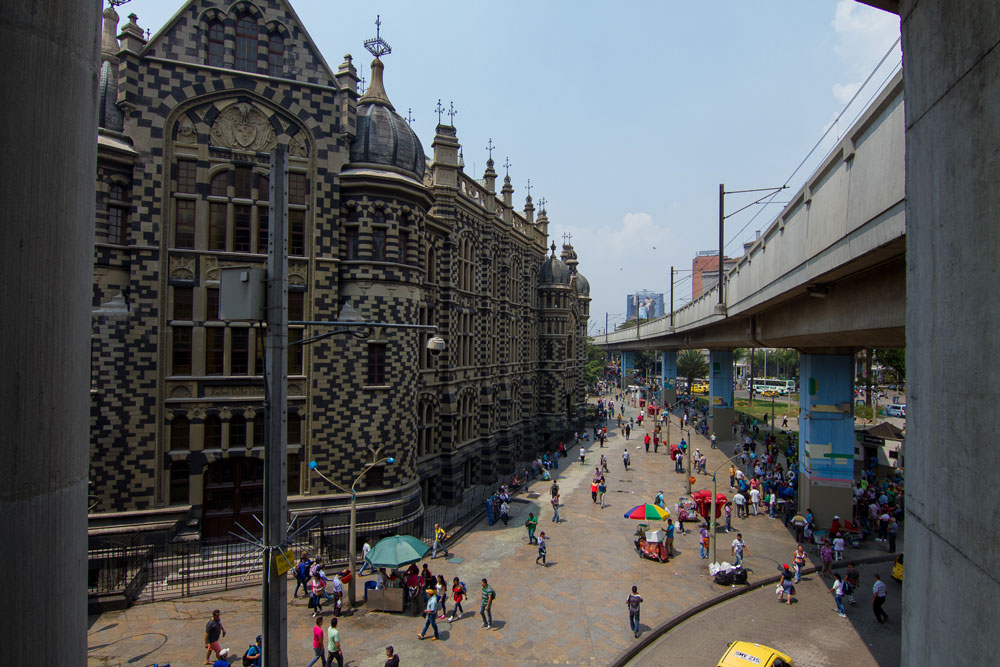 Palacio de Cultura de Medellín, y al otro el paso elevado del Metro, en pleno centro. Ambos ejemplos de un Medellín urbano y moderno