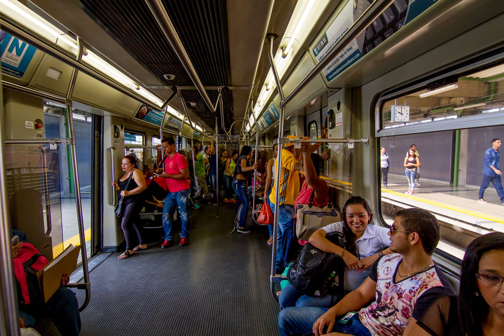 Imagen interior del tren de Medellín