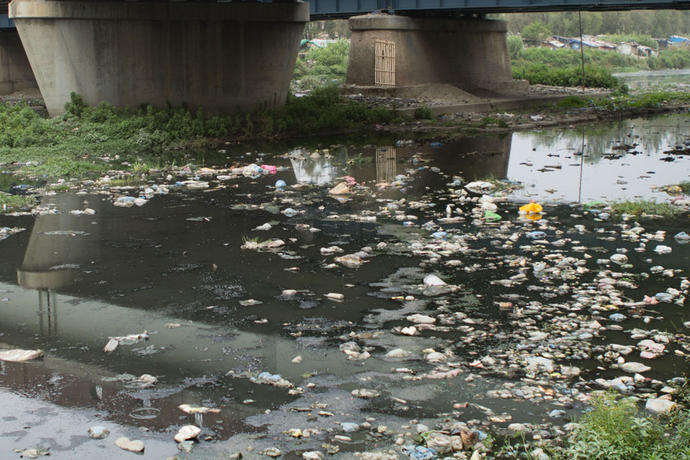 El río Mula-Mutha está contaminado a su paso por Pune. El gobierno local planea invertir 317 millones de euros en saneamiento y tratamiento de residuos sólidos como parte su proyecto de ciudad sostenible del futuro