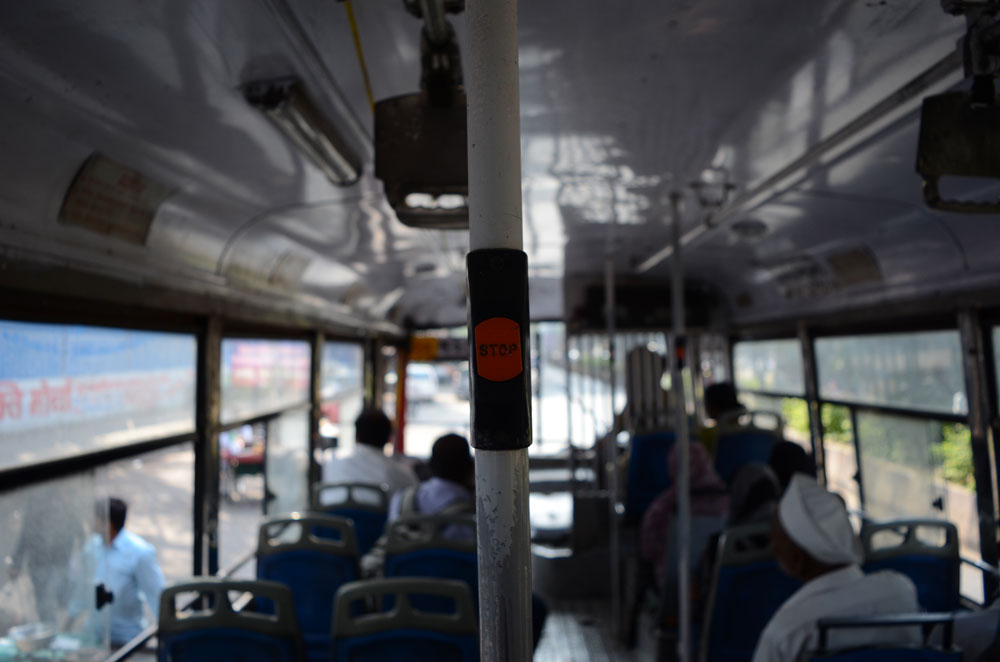 Sólo un 18% de los viajeros diarios usan transporte público. Pero Pune sólo dispone de 68 autobuses por cada 100.000 habitantes (uno por cada 1.500). La prioridad del gobierno local es regenerar el transporte urbano en cinco años