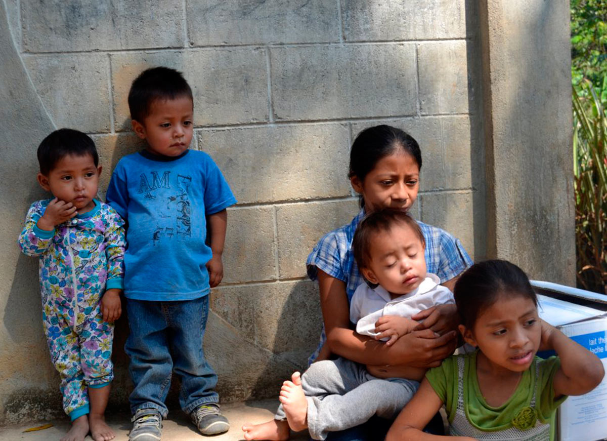 Melisa García (izquierda) tiene tres años y medio, su primo Omar, a su lado tiene dos años