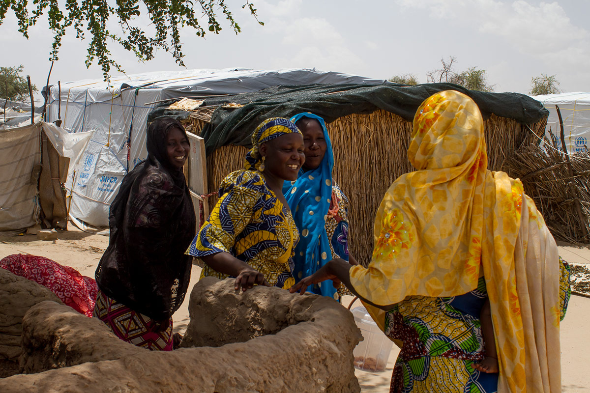 En Sayam Forage, un grupo de vecinas refugiadas charla animadamente