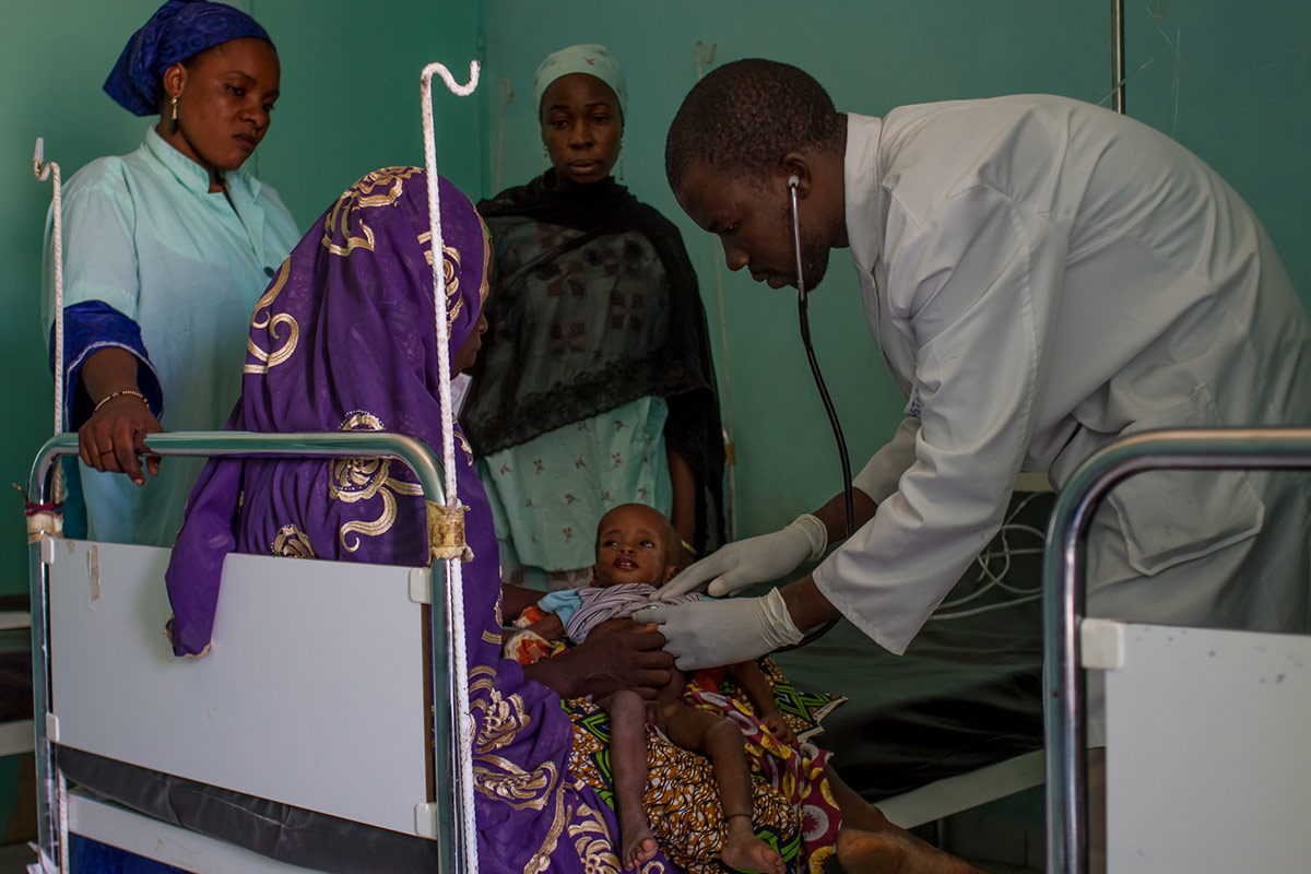 El doctor Moustapha, pediatra en el hospital de Diffa, atiende al pequeño Hassan