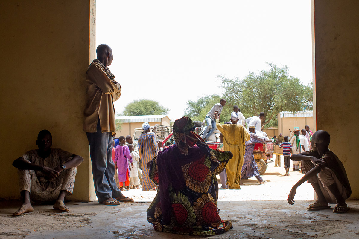 Los beneficiarios de la ayuda alimentaria cargan los víveres en vehículos