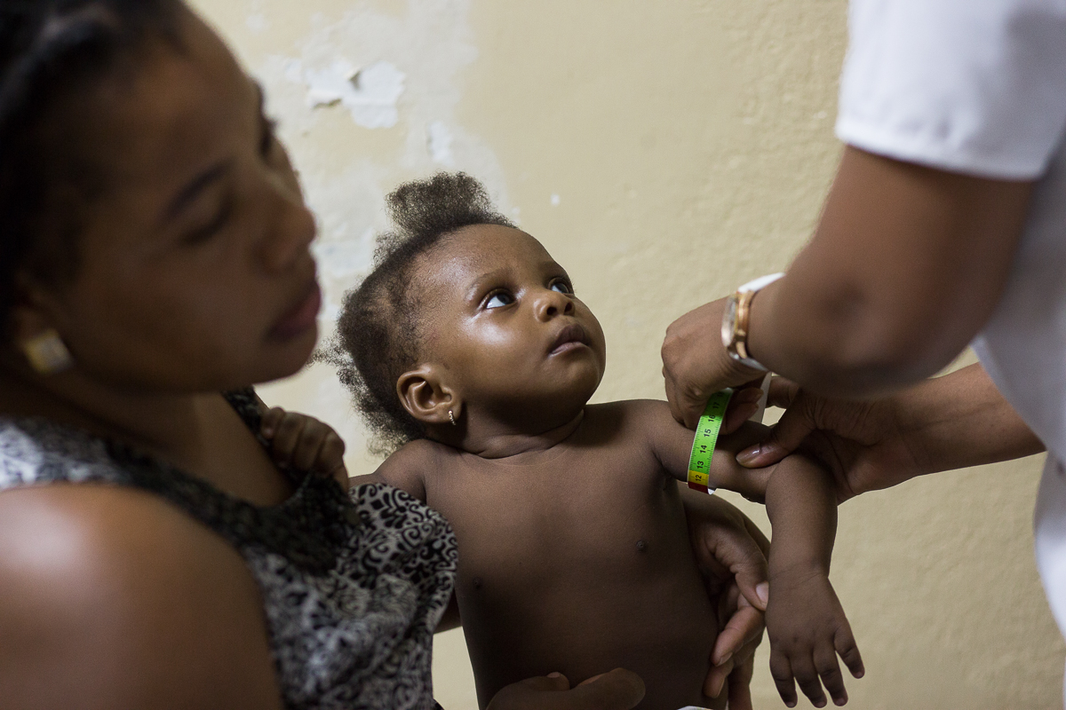 En el centro se revisa a los niños y solo los más pequeños