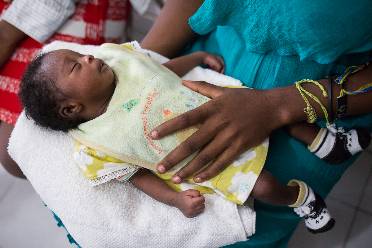 Los pequeños en peor situación, reciben un suero de agua y azúcar contra la hipoglucemia y Plumpy Nut