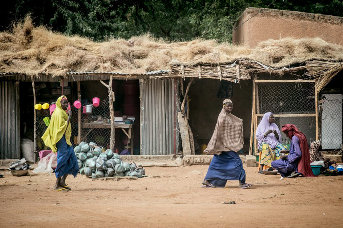 Dos jóvenes caminan por una calle del centro de Mayahí