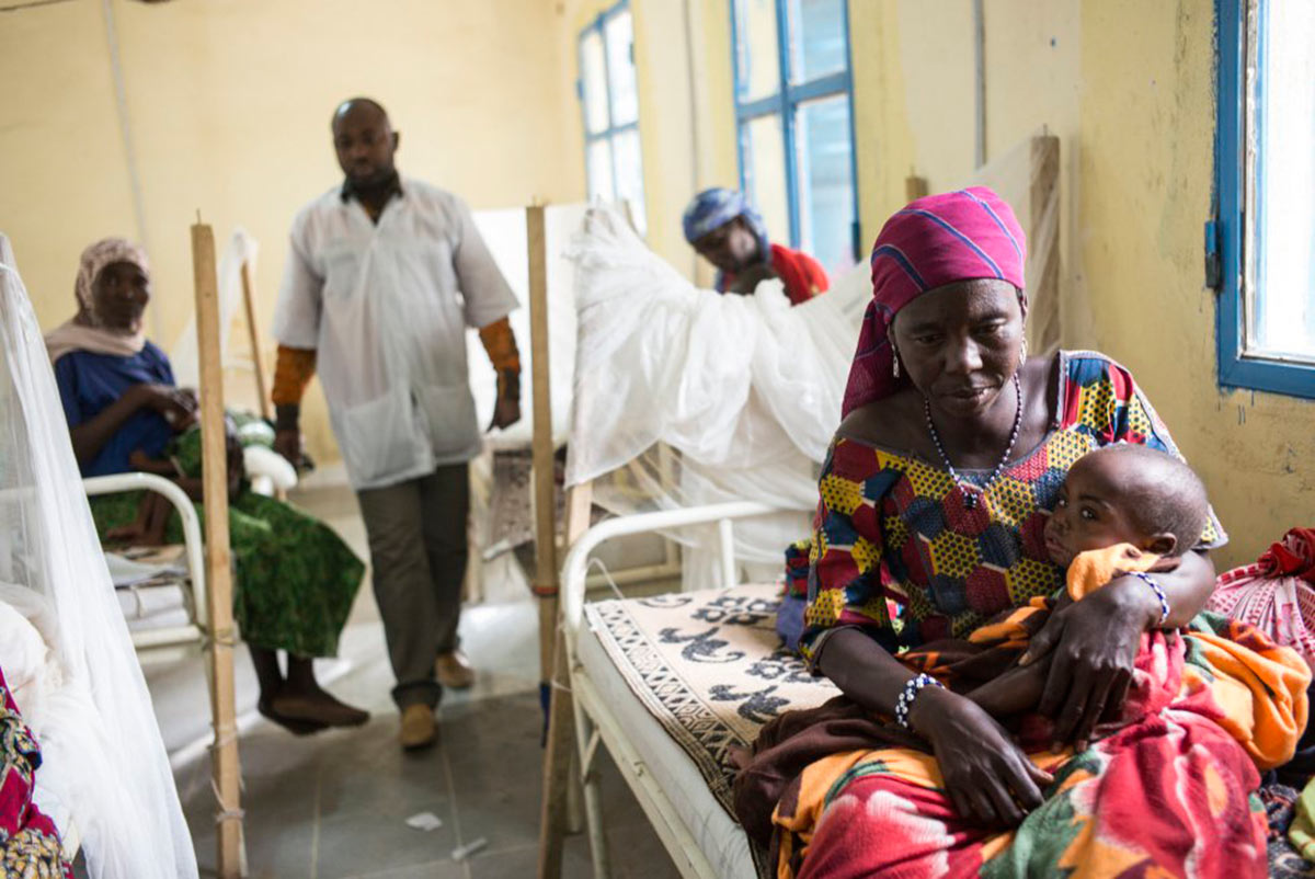 Ibrahimou sostiene en brazos a su bebé de dos años Issoufou en el CRENI del hospital de Mayahí