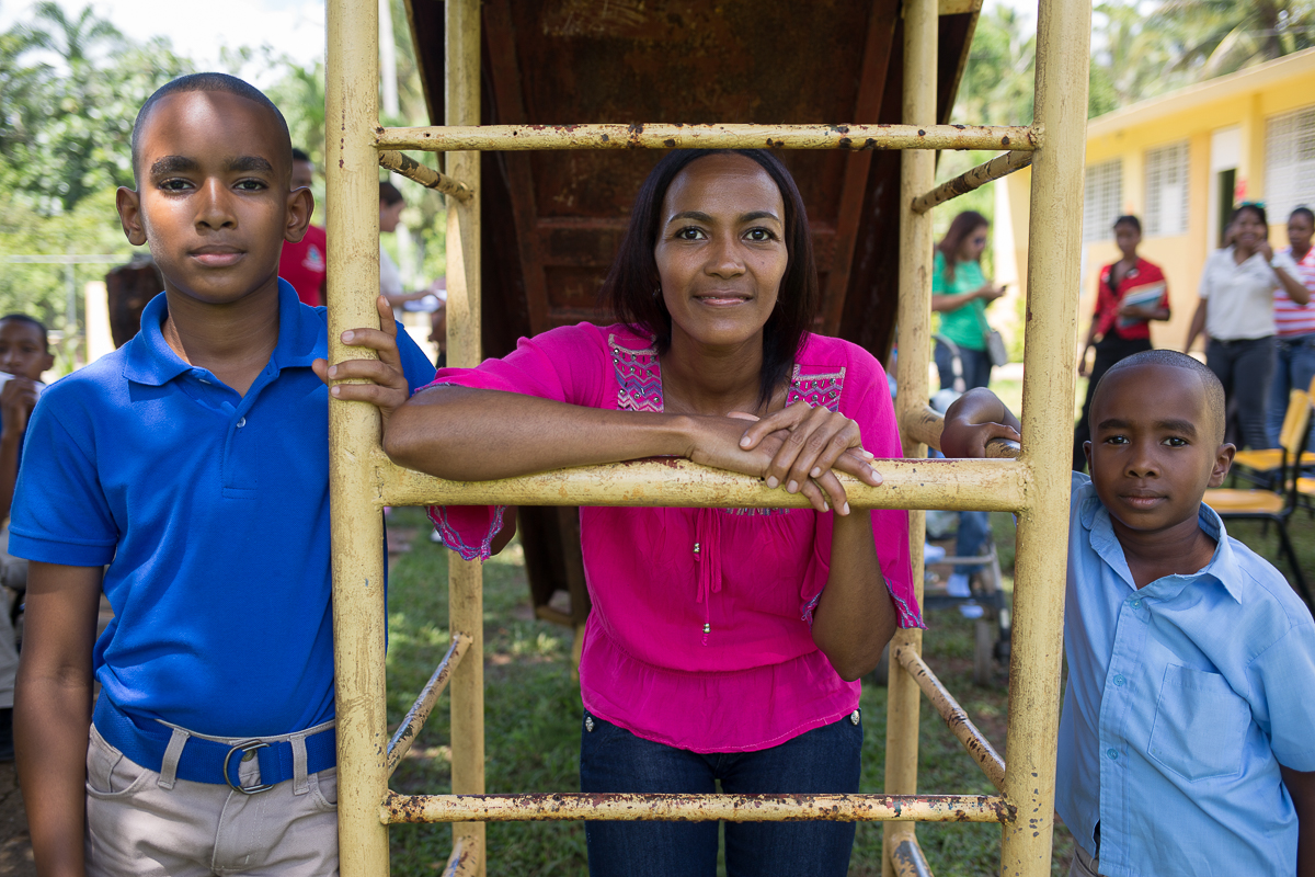 La presidenta de la asociación de padres de la escuela El Mirador, con sus dos hijos