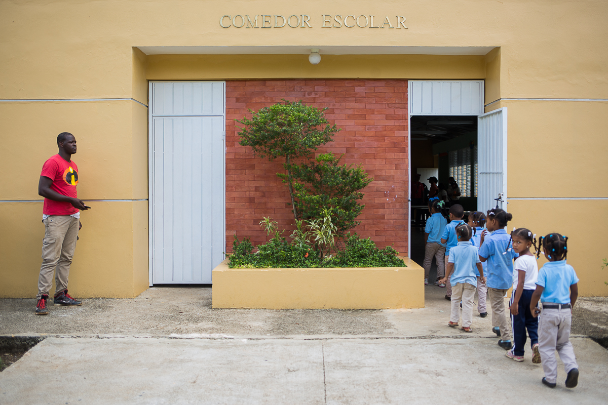Los niños entran en fila al comedor escolar de una escuela en la provincia de Monte Plata en República Dominicana