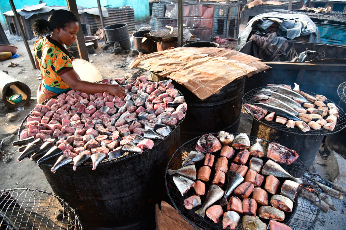 Venta de pescado en un mercado de Abiyán (Costa de Marfil)