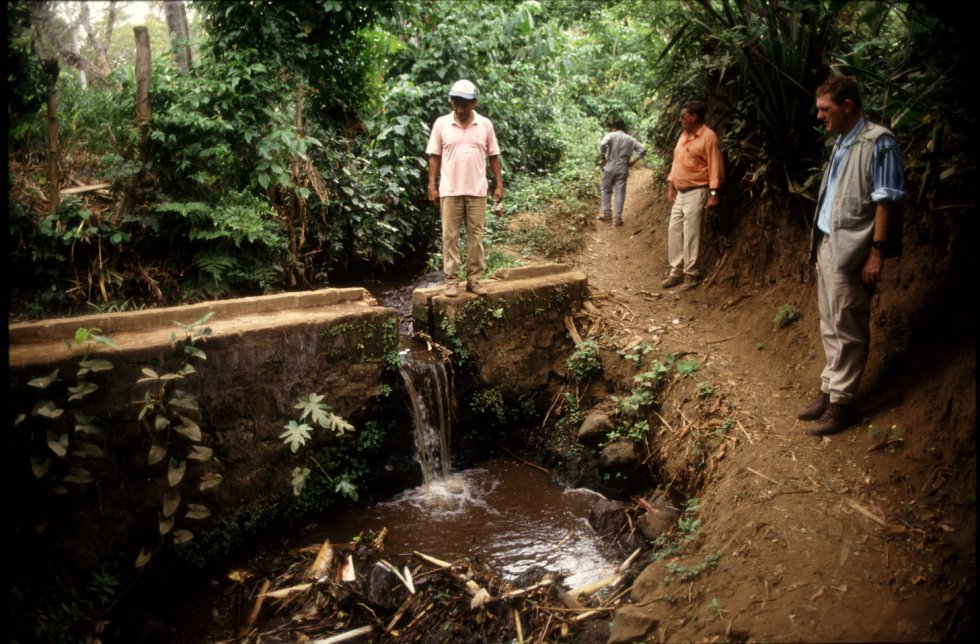 En la imagen, un proyecto de la FAO en El Salvador, financiado por Japón, para rehabilitar un sistema de irrigación