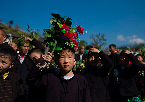 Miembros de la minoría miao participan en su festival de Año Nuevo en Leishan, China. Los 12 millones de miao se sienten más cómodos hablando en su idioma en vez de en chino mandarín.