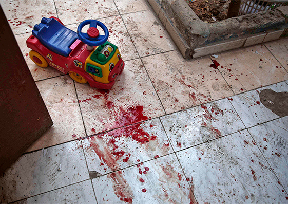 Una fotografía muestra el suelo manchado de sangre de una guardería después de un bombardeo en Damasco, en noviembre de 2016. Al menos cuatro menores murieron.