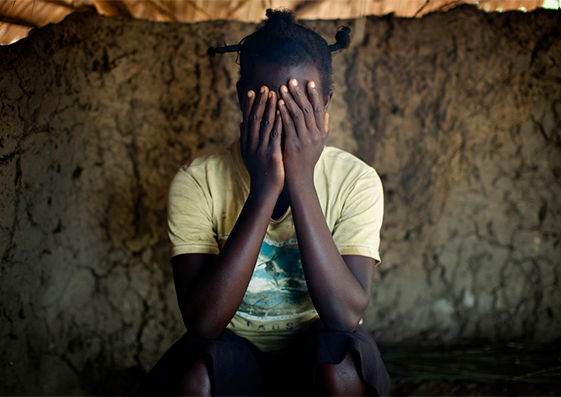 En 2009, Monique,  de 18 años, fue secuestrada y violada por el Ejército de Resistencia del Señor en Uganda. Después de muchos meses de cautividad, fue rescatada.