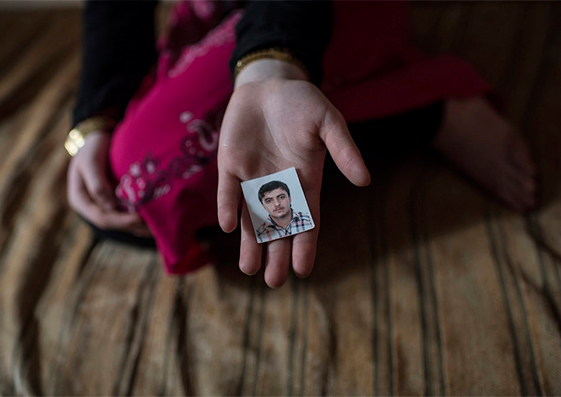 Una refugiada siria de 14 años en Líbano sostiene una fotografía de su novio. El matrimonio fue concertado por sus padres, pero la niña no es feliz.