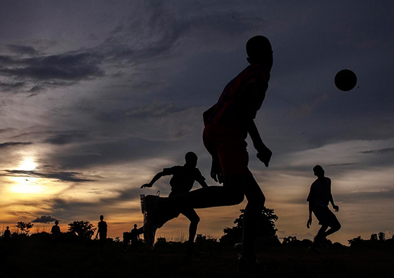 Antiguos niños soldados juegan al fútbol delante de un centro de tránsito que recibe ayuda de Unicef en la ciudad de Ndele, Sudáfrica, en 2012.