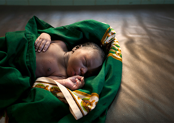 Un bebé recién nacido tumbado apaciblemente en la sala de maternidad del centro médico Asacoba en Bamako, Mali, el 2 de noviembre de 2013.