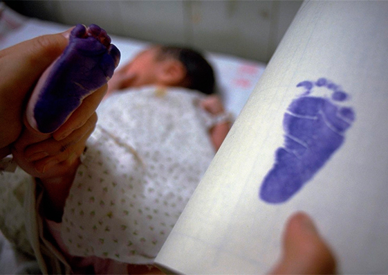 El certificado de nacimiento otorga identidad legal y protege los derechos de las personas, pero la mitad de los nacidos del mundo en desarrollo nunca son registrados. En la imagen, un bebé en China en 1993. 