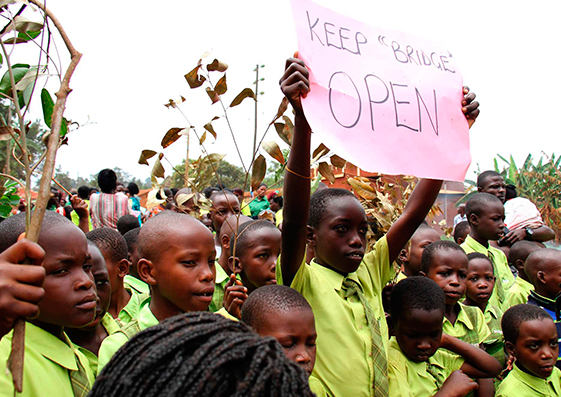 Alumnos de las Bridge International Academies se manifiestan en Kampala después de que el Tribunal Supremo de Uganda ordenase el cierre de esta cadena de colegios privados baratos en noviembre de 2016.