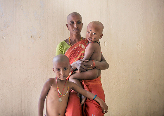 Krivabadi posa después de que sus hijos y ella hayan donado su pelo a los dioses en Thiruttani, India, en noviembre de 2016. Este proceso se conoce como tonsura y es habitual entre los hinduistas.