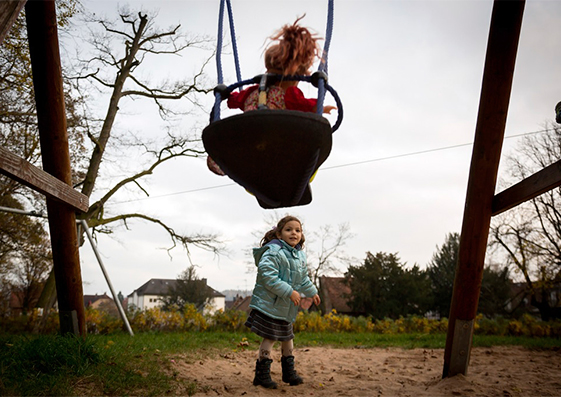 Cuando Alepo (Siria) fue atacada en 2012, la familia Khawan tuvo que huir. Entró en el Programa de Asistencia Humanitaria alemán y se instaló en Wächtersbach, una localidad idílica y tranquila de Alemania. En la imagen, la hija mayor, Ruah,  juega en el parque.