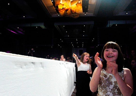 Los niños aplauden durante el desfile de moda Be Beautiful, Be Yourself  (sé guapo, sé tú mismo) de la Fundación Mundial del Síndrome de Down en el Colorado Convention Center en Denver, Estados Unidos, en noviembre de 2016.