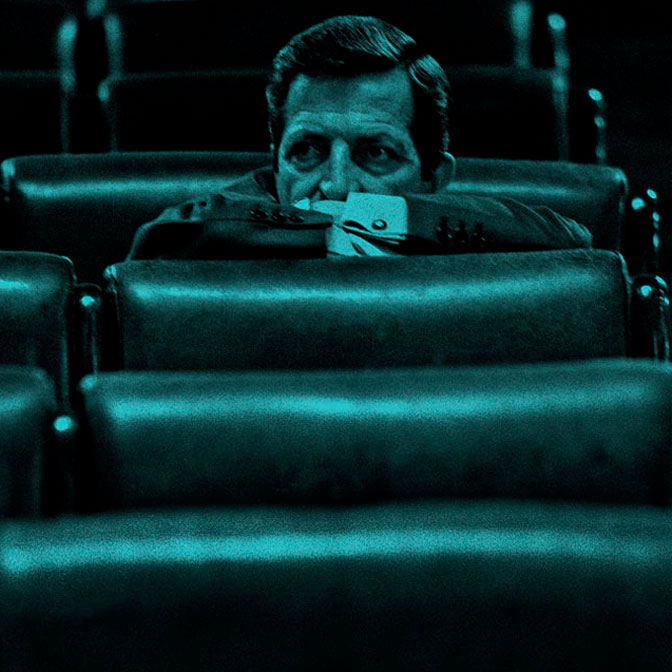 Adolfo Suárez sentado pensando