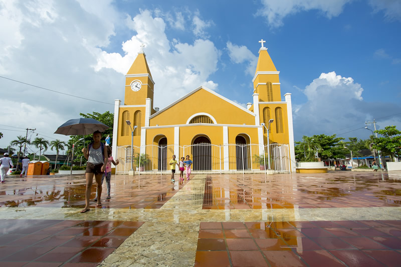 Iglesia de la plaza principal de María la Baja